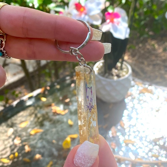 Kitty Cat & Gold Flakes Resin Keychain - Picture 5 of 10